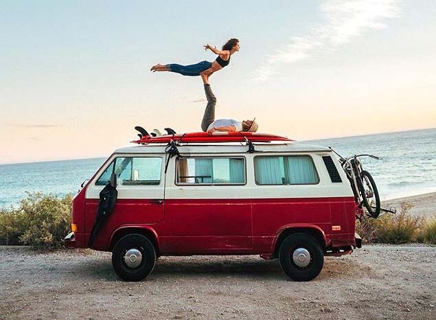 Yoga van life - un van sur la route